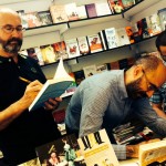 Los autores de Dos Bigotes firman en la FLM: José Luis Serrano, Óscar Esquivias y Lawrence Schimel