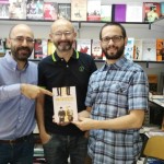 Los autores de Dos Bigotes firman en la FLM: José Luis Serrano, Óscar Esquivias y Lawrence Schimel